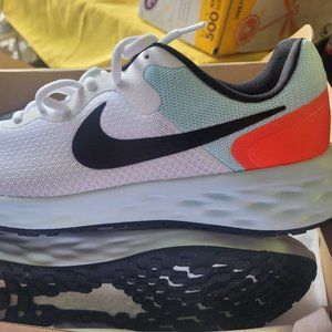 Womens Nike Revolution